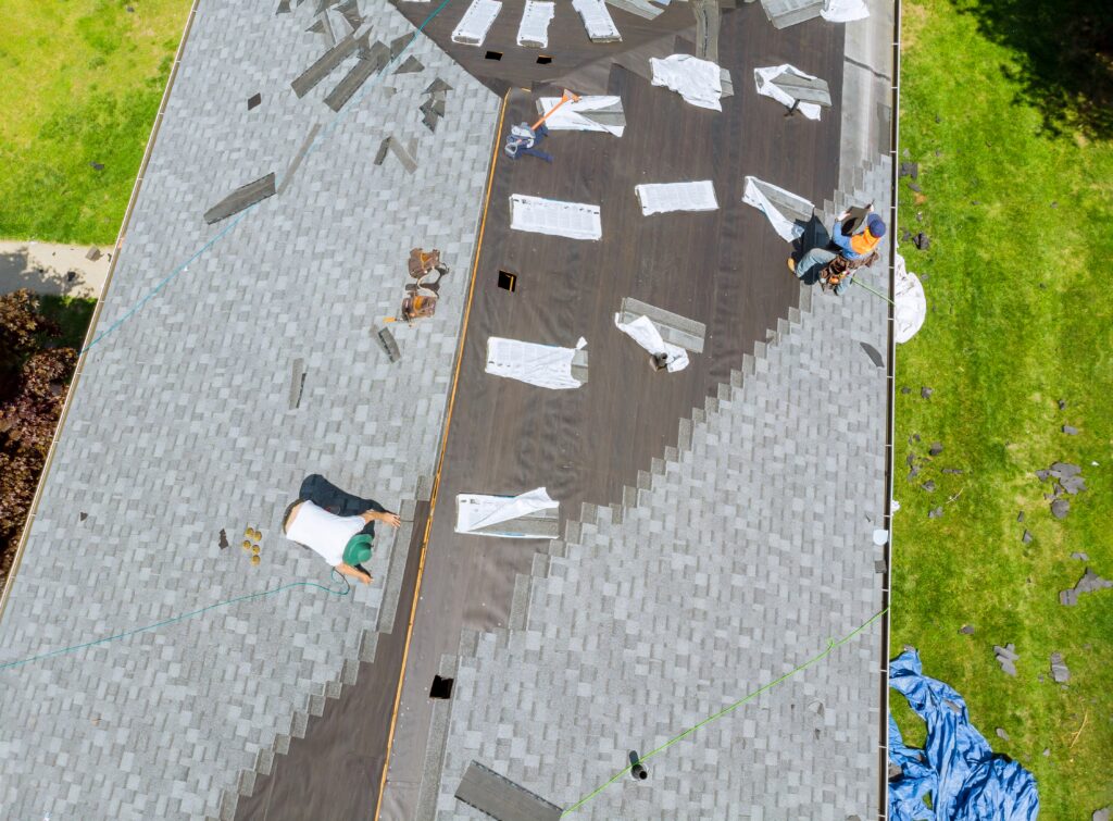 Un entrepreneur en couverture effectue des travaux de rénovation de toiture